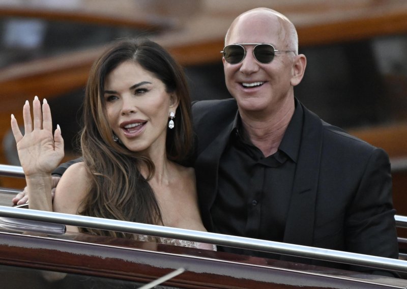 Jeff Bezos i Lauren Sánchez novi su donatori Met Gale; već se svi sprdaju s njima