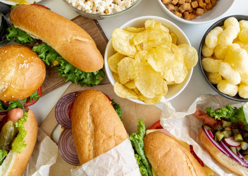 Ukusni, ali i - smrtonosni: Gazirani sokovi i fast-food povećavaju rizik od čak 12 bolesti