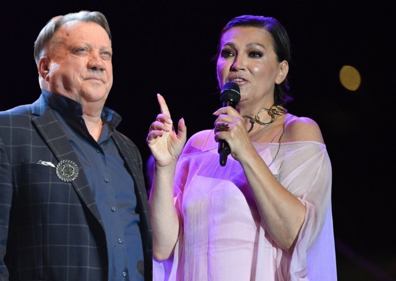 Nina Badrić dirljivom izvedbom odala počast Halidu Bešliću i rasplakala fanove