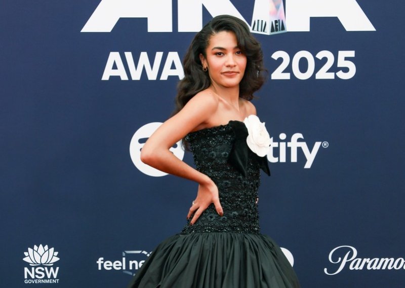 Olivia Dean senzacija je i na crvenom tepihu: U ovoj haljini sve je bacila u drugi plan