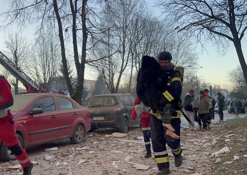 Deset mrtvih u ruskom napadu, Zelenski želi veći pritisak na Putina
