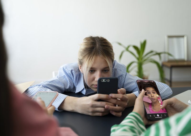 Cambridge ju je proglasio riječju godine, za nas je to već način života: Što su to paradruštveni odnosi