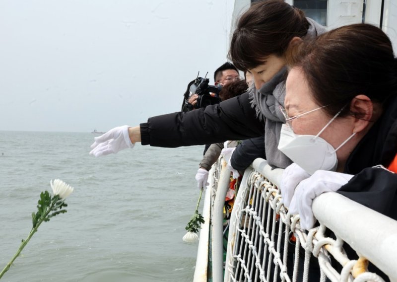 Nasukao se južnokorejski trajekt, na istom mjestu se i prije 11 godina dogodila tragedija