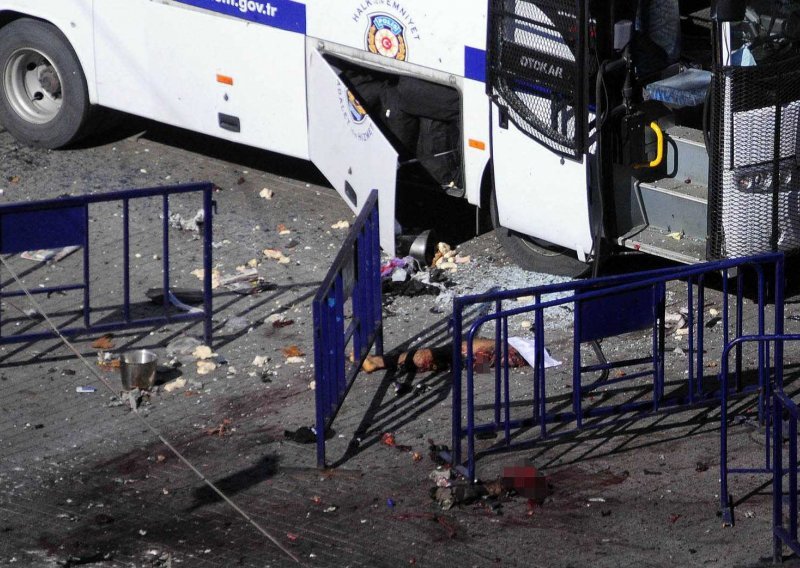 Panika nakon eksplozije bombe u Istanbulu