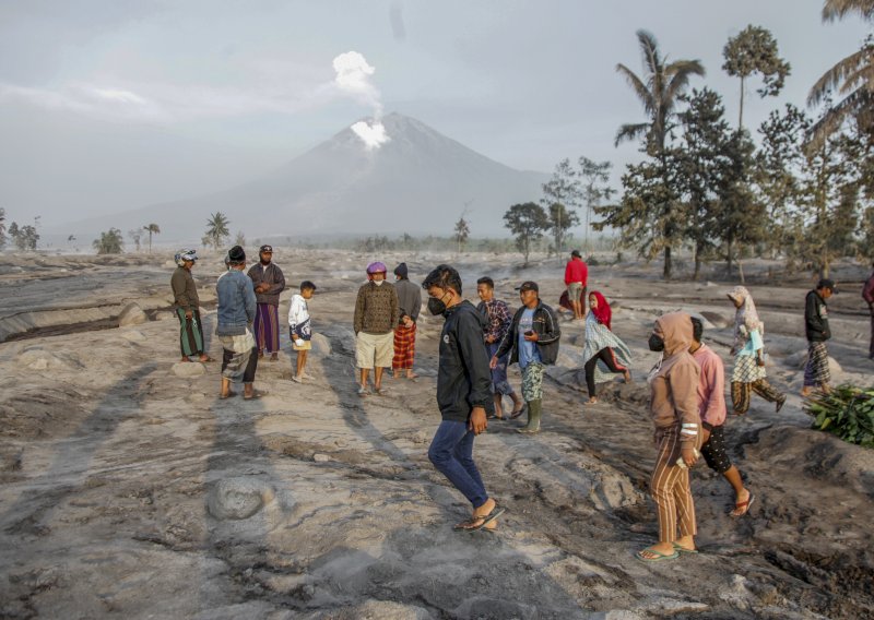 Više od 900 osoba evakuirano nakon erupcije vulkana Semeru u Indoneziji