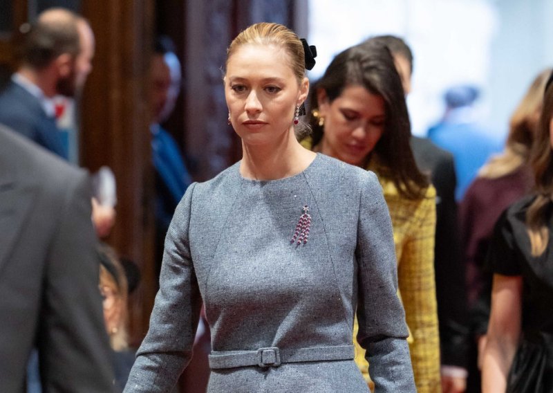 Talijanka plave krvi briljira u savršenoj zimskoj haljini: Oblikuje figuru i odlično skriva trbuščić