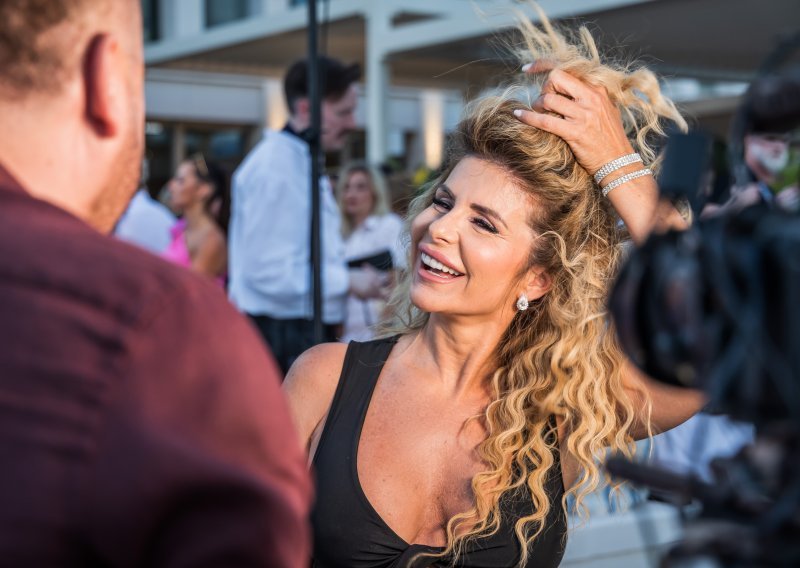 Majka bivšeg Hajdukovog golmana bila je Miss Universe: Poželjela je sreću Lauri