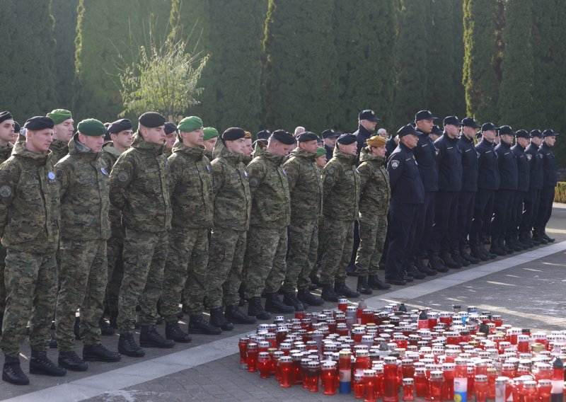 FOTO U Vukovaru mimohodom i molitvom odana počast žrtvama Ovčare