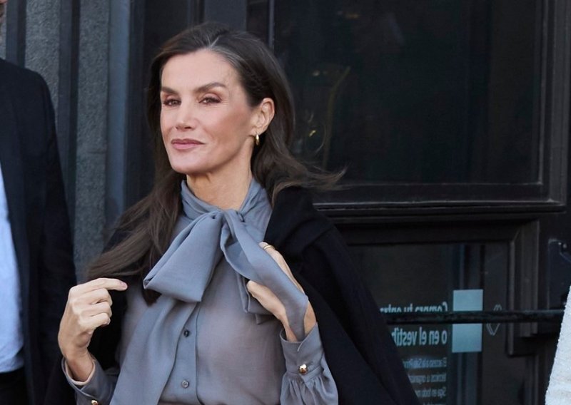 Vraćaju se 'bakine' cipele: Od sada se ovaj udoban model nosi i uz kožne suknje