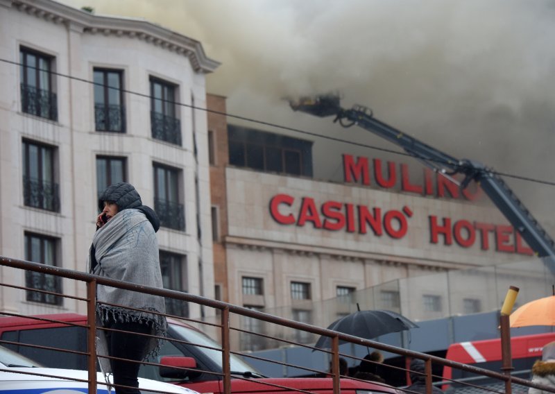 Lokaliziran veliki požar kompleksa Hotela Mulino u Plovaniji