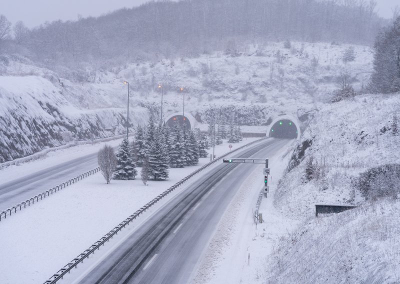 Snijeg i olujni vjetar rade kaos u prometu: HAK upozorio na odrone