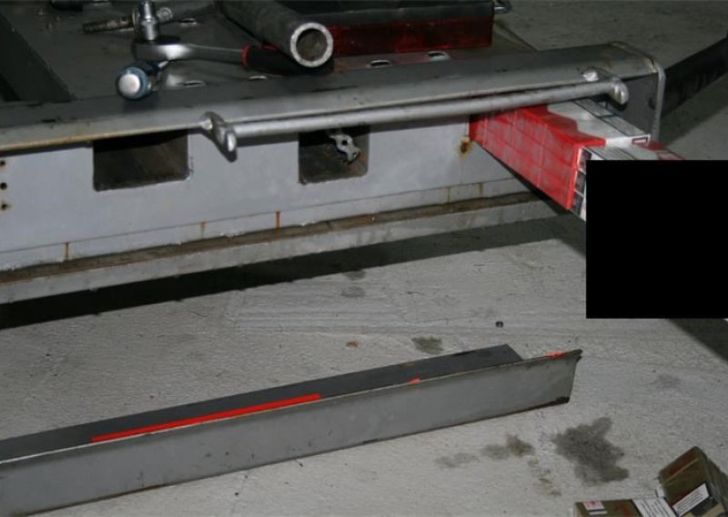 FOTO Strani državljani unajmili skladište za čuvanje krijumčarenih cigareta, uhitila ih policija