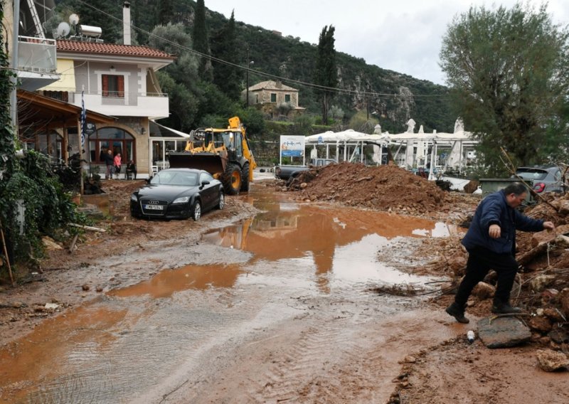 Poplave zadesile sjeverozapad Grčke, blokirane su ceste i zatvorene škole