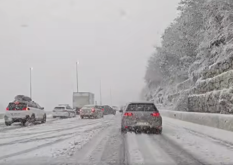 VIDEO Snijeg stvorio kaos na cestama u Dalmaciji: Godišnje okupljanje ljubitelja ljetnih guma