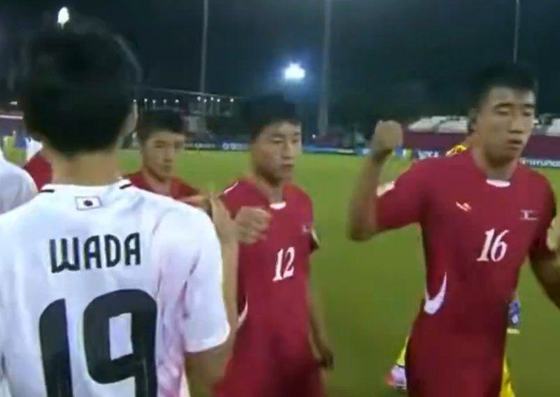 Pogledajte čudno 'rukovanje' nogometaša Sjeverne Koreje, Japanci traže reakciju FIFA-e