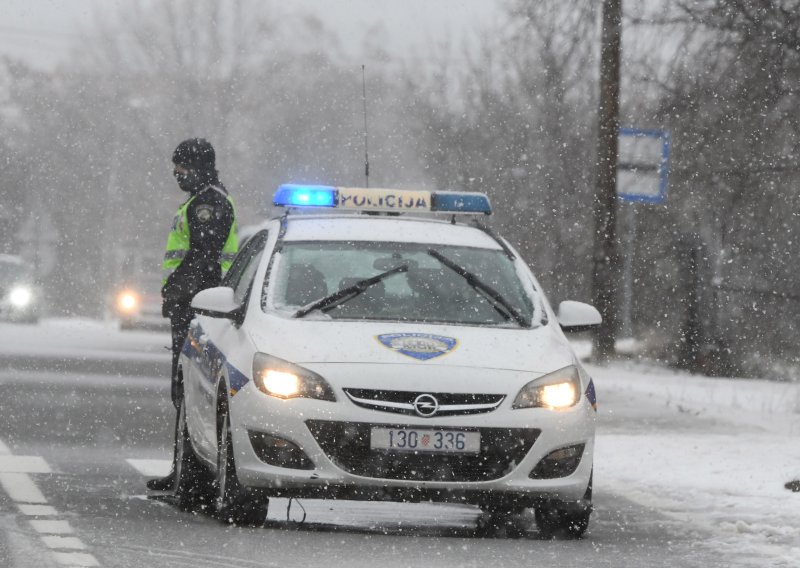 Orkanski nalet bure prevrnuo kamper s dvoje Talijana na odmorištu:  Ne zna se težina ozljeda