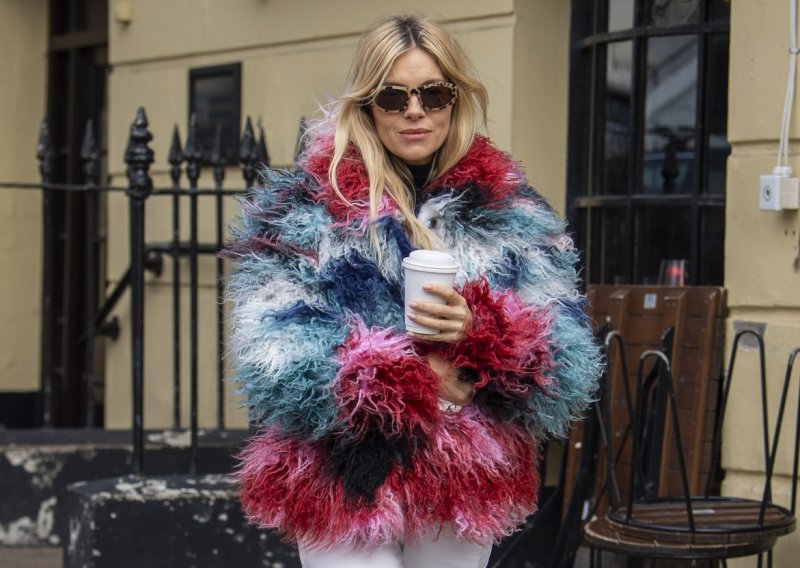 Ovo je kaputić koji ćete ili prezirati ili obožavati, ali jedno je sigurno - privlači poglede i razbija sivilo