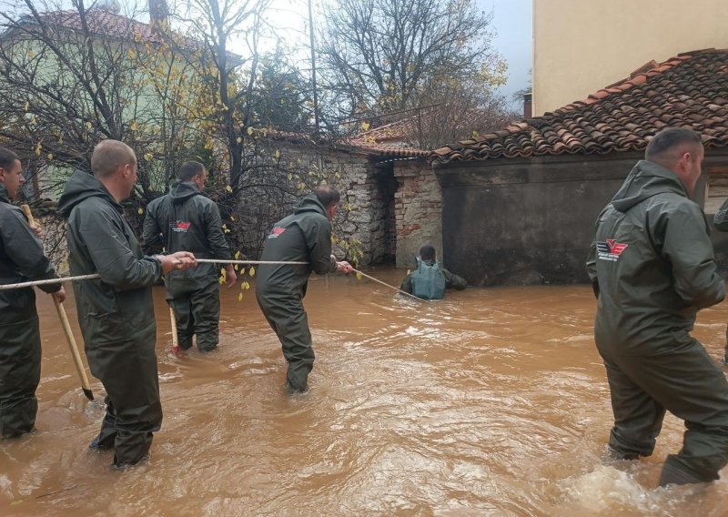Poplave u Albaniji: Jedna žena poginula, stotine stanovnika evakuirane