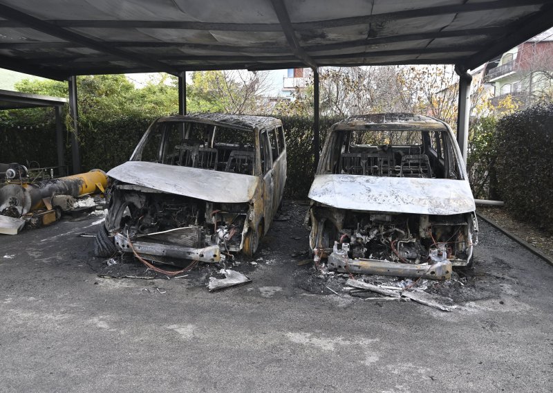 Buktinja u sitne noćne sate: Požar progutao dva kombija u Dubravi