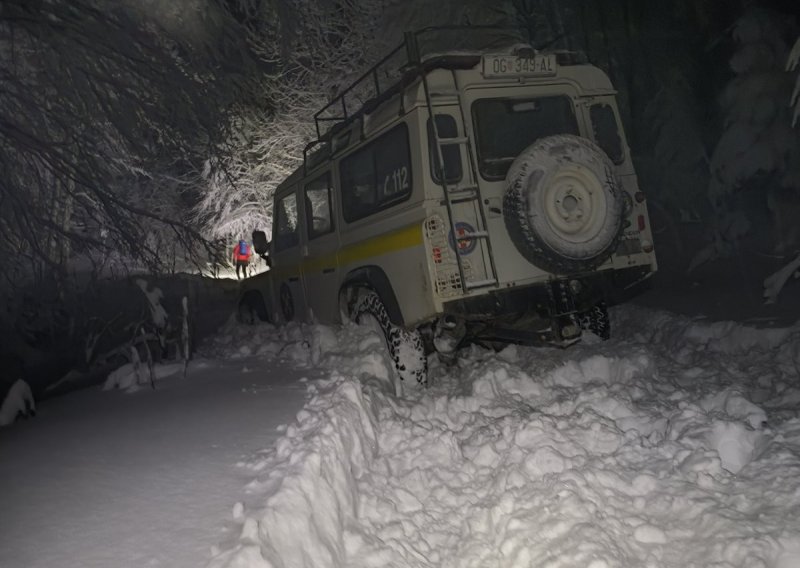 HGSS spasio troje planinara koji su zapeli u snijegu na Bijelim stijenama