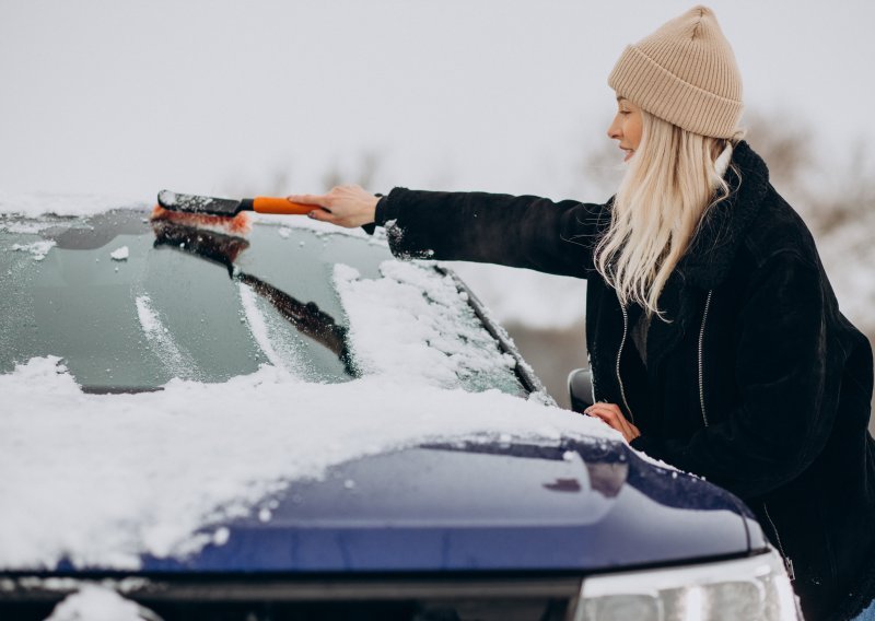 Zaleđena vjetrobranska stakla više nisu problem - rješenje se krije u svakoj kuhinji
