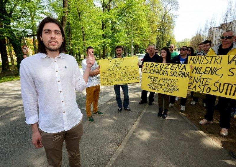 Živi zid pred Vrapčem: 'Prisilno zatvaraju zdrave ljude'