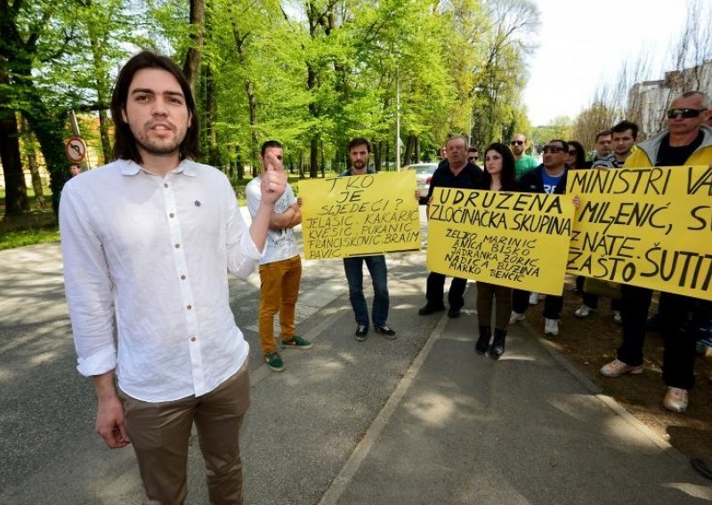 Živi zid pred Vrapčem:  'Prisilno zatvaraju zdrave ljude'