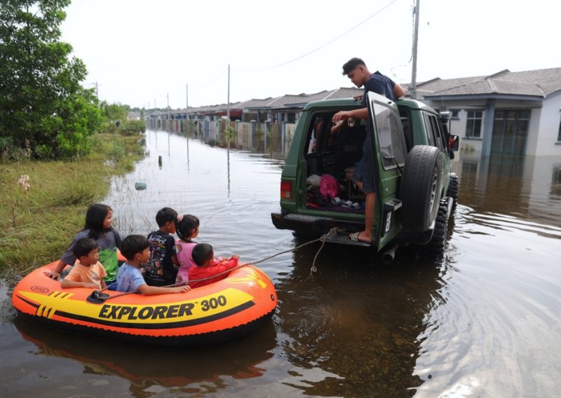 Zbog poplava u Maleziji raseljeno je preko 11 tisuća ljudi: Otvoreno šezdeset skloništa