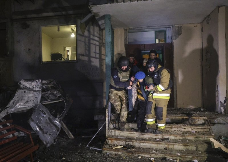 Rusi izveli masovni napad na veliki ukrajinski grad: Civili ginu pod ruševinama