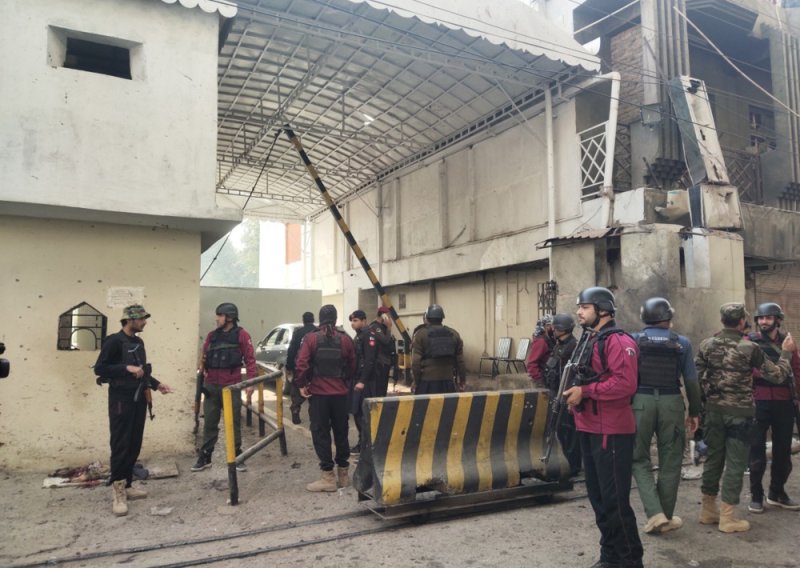 Teroristi napali sjedište pakistanske vojne postrojbe: Neki su možda još uvijek postaji