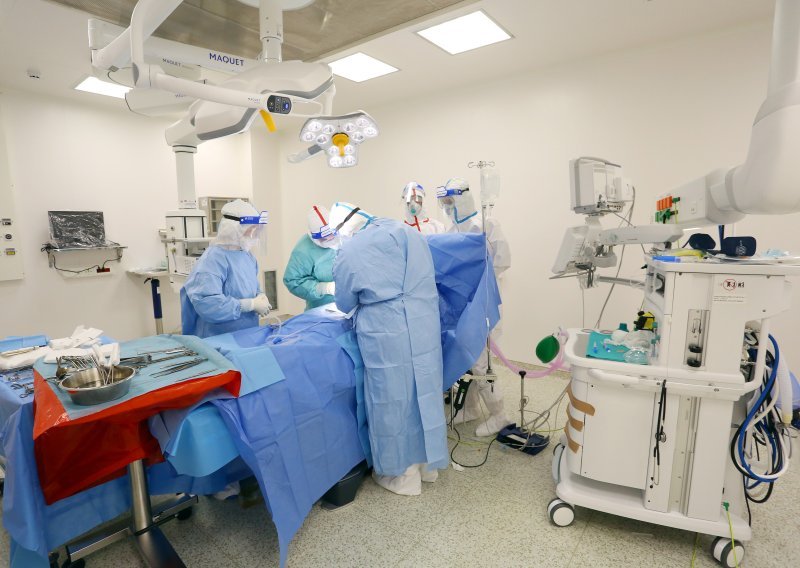 Spektakularan uspjeh hrvatskih liječnika. Na Rebru bebi s vrata odstranili tumor veličine glave