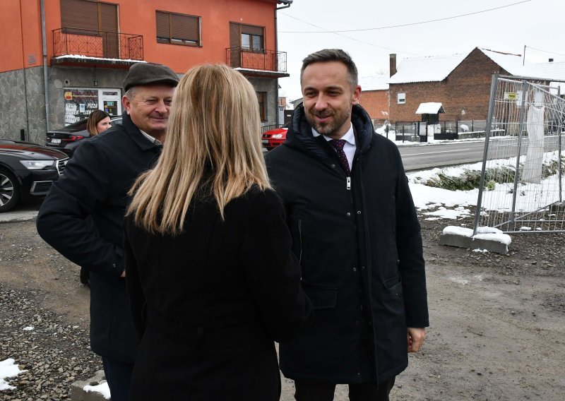 Ministar Piletić obišao gradilište Centra za starije u Jakšiću