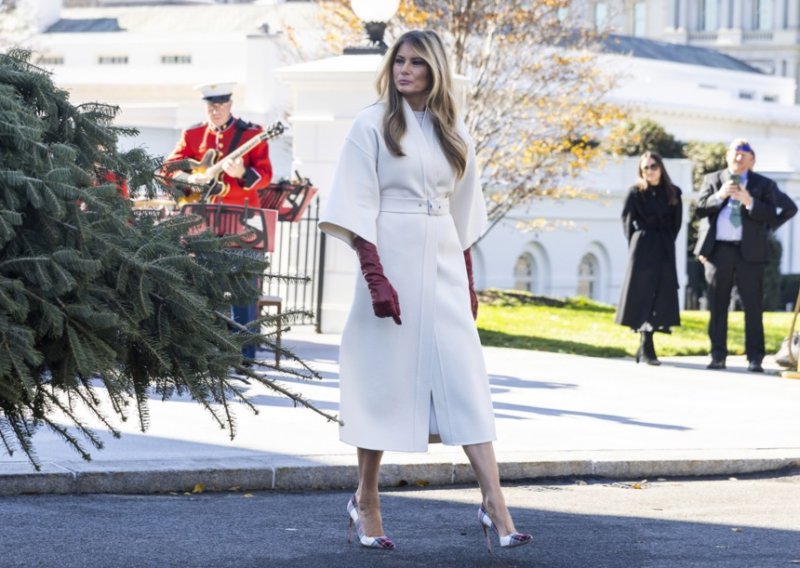 Elegantna božićna odjevna kombinacija Melanije Trump dobila je neugodnu usporedbu