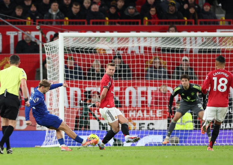 Pogledajte kako je Everton s igračem manje šokirao ManUtd; dobio crveni jer je ošamario suigrača