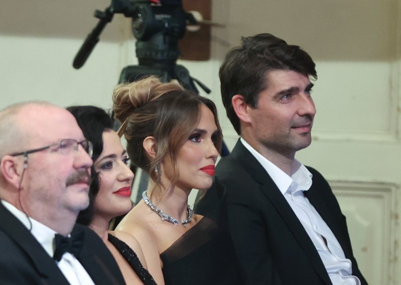 Iz snježne idile u HNK: Franka Batelić i Vedran Ćorluka blistali na dodjeli nagrada