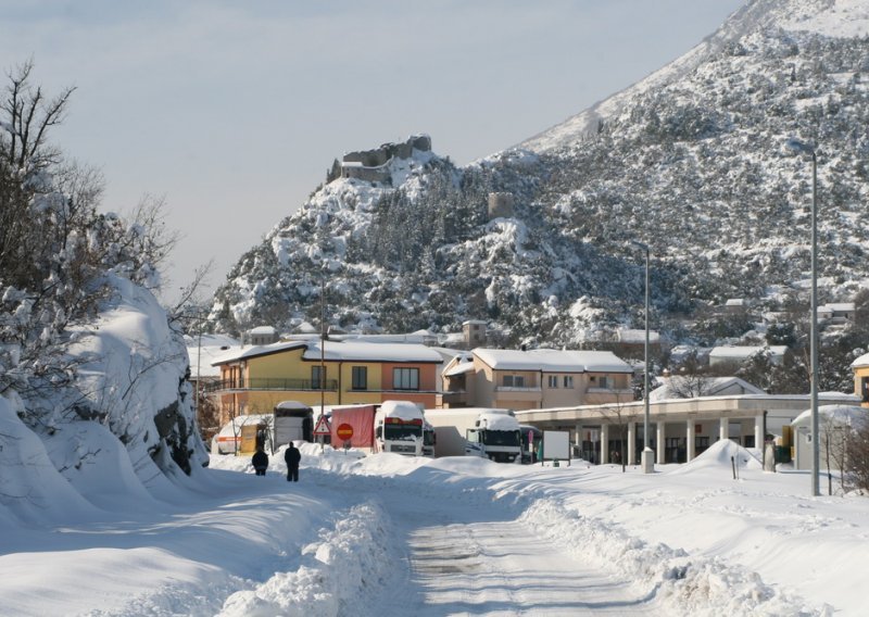 Vojska još nije stigla u Vrgorac, mrtve se napokon pokapa