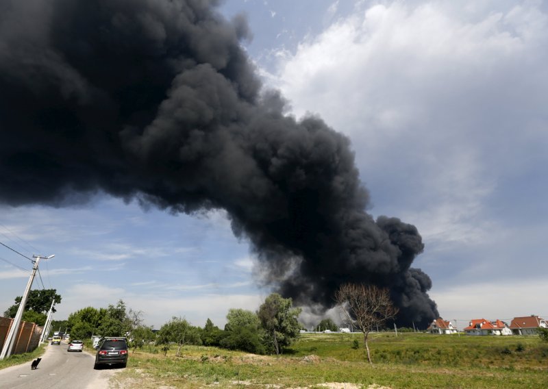 Stravičan požar u skladištu goriva kod Kijeva, stradali vatrogasci