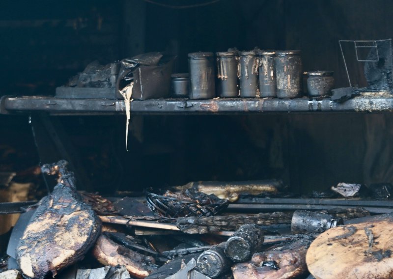 Policija uhitila 50-godišnjaka: Zapalio suncobrane, izgorio kiosk s pršutima