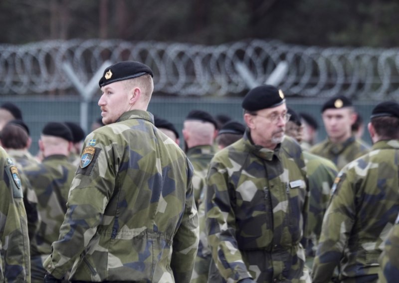 Švedsku vojsku brinu Rusi, traže Vladu dugometno oružje