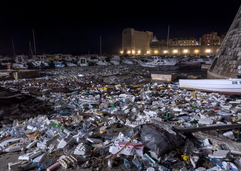 Dubrovnik zatrpan smećem: Jugo nanijelo plastiku i drugi otpad iz Albanije