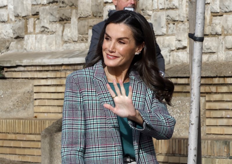 Zaboravite na klasične crne čizme: Ovo je hit model sezone, a jednako uspješno se nosi uz hlače i haljine