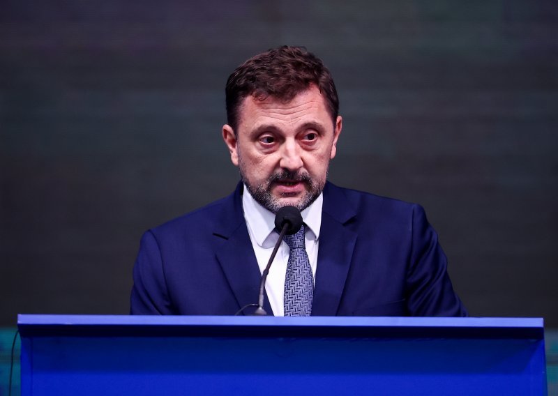 Preko noći zapaljen auto mostarskog gradonačelnika, zatražio je policijsku zaštitu