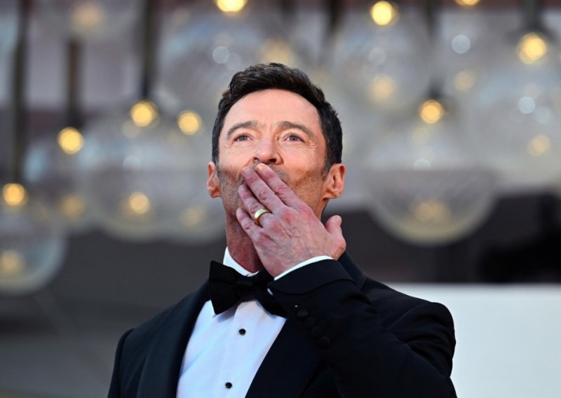 Neočekivan koncert holivudske zvijezde u pariškom kafiću izazvao opće oduševljenje