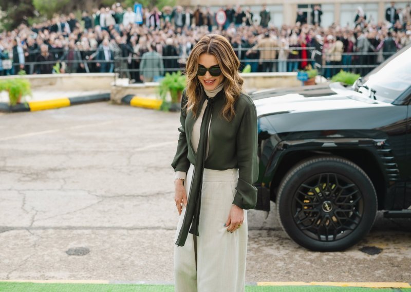 Lijepa kraljica sve je iznenadila: Ne, ovo nije suknja već najudobnije i najlaskavije hlače