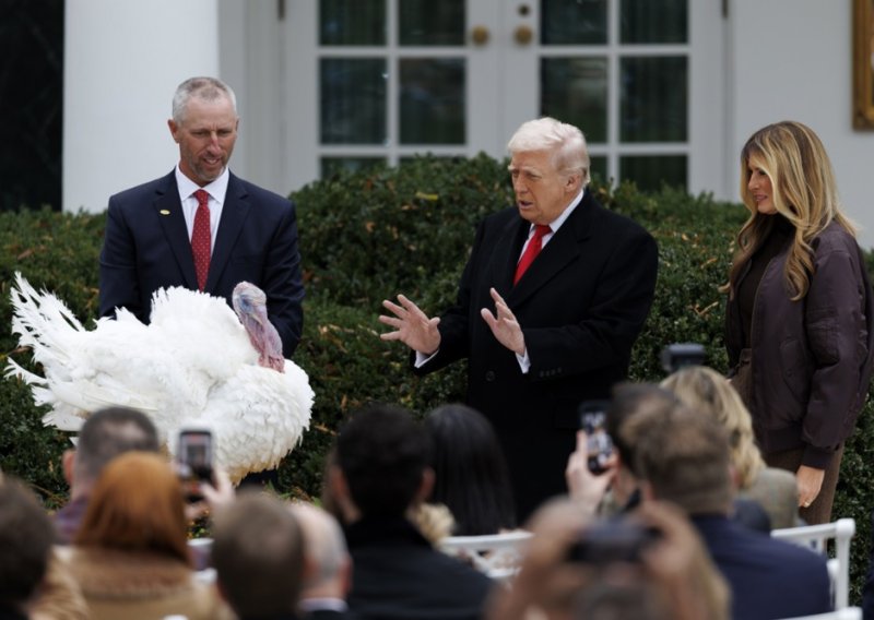 Trump je uspio i simpatičnu ceremoniju s puricama pretvoriti u politički skandal