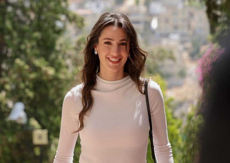 Nasljednica kraljice Ranije dobro zna što radi: Ovom haljinom zasjenila bi i svekrvu