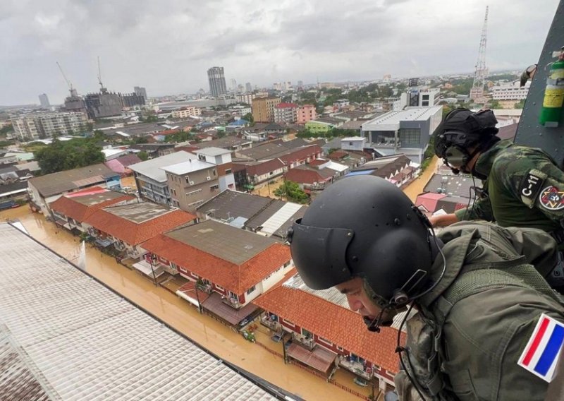 Poplavljene tri azijske zemlje, u jednoj deseci mrtvih: Ljudi na krovovima, auti pod vodom