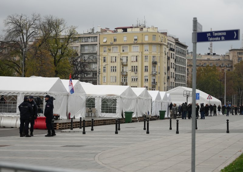 Obračun na stubama srpske Skupštine: Ćaciji nasrnuli na oporbu
