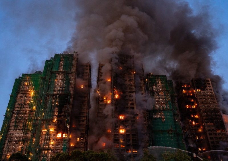 [FOTO/VIDEO] Stravične scene stižu iz Hong Konga: Više od 700 vatrogasaca pokušava obuzdati požar nebodera