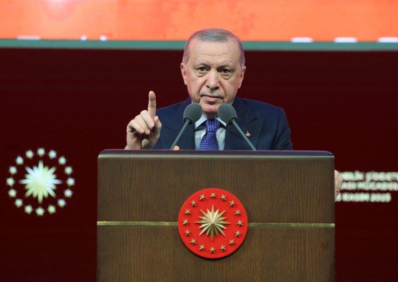 Turskom novinaru četiri godine zatvora zbog komentara o Erdoganu